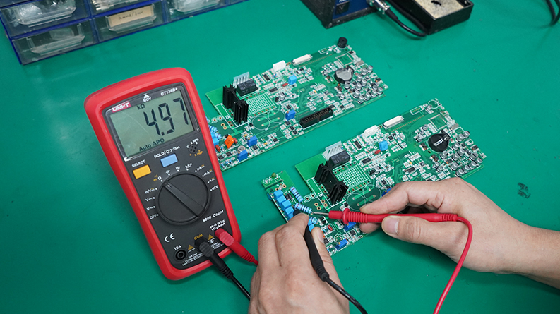 Kỹ sư đo điện trở với đồng hồ vạn năng UNI-T UT136C+